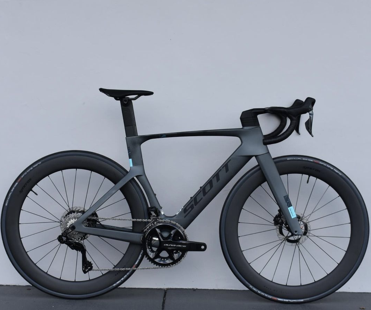 Giant Road Bike with Carbon Wheels and Disc Brakes