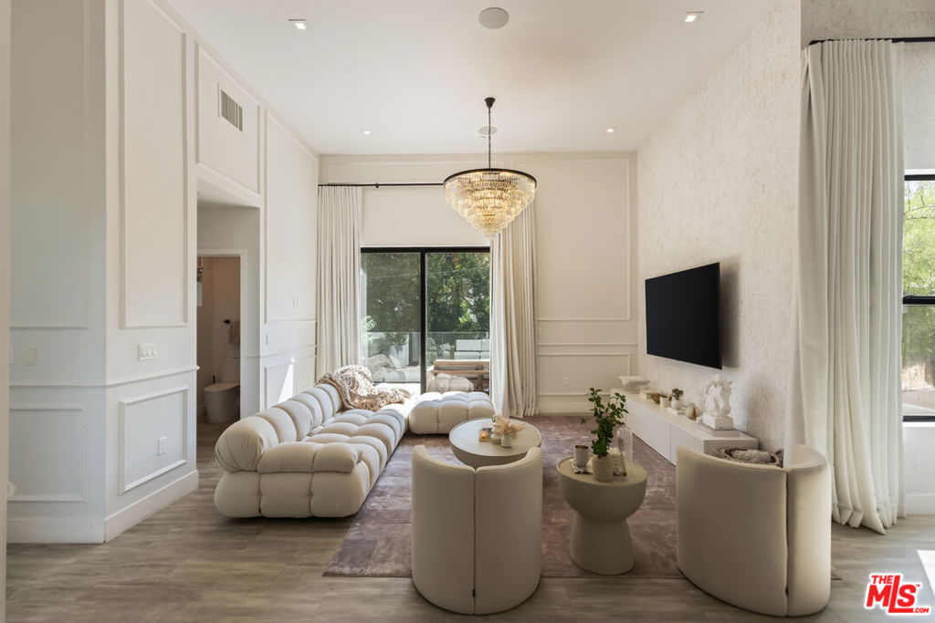 4967 Llano Drive, Woodland Hills CA, 9136464130039639170121
